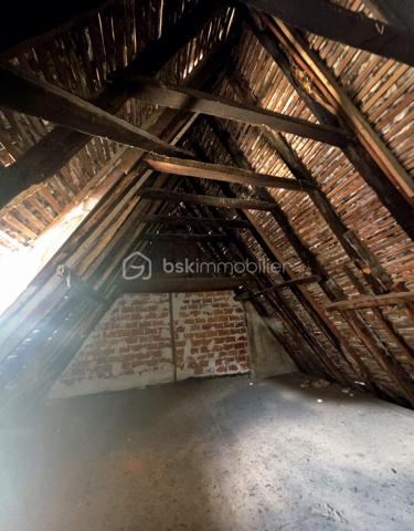 Au cœur de Salies-de-Béarn, charmante cité thermale réputée des Pyrénées-Atlantiques, découvrez cet authentique immeuble de 1663 offrant un fort potentiel de rénovation.

Développant environ 240 m² répartis sur trois niveaux de 80 m² (rez-de-chaussée, étage et combles entièrement aménageables), ce bien est entièrement à rénover. Tout est à créer . Une véritable page blanche pour donner vie à votre projet.

Son cachet d'origine, ses beaux volumes et son balcon en bois typiquement béarnais en font un bien rare, idéal pour une grande maison familiale, plusieurs appartements, des chambres d'hôtes ou un investissement locatif.

Son emplacement est exceptionnel : à quelques mètres des Thermes de Salies-de-Béarn, de la bibliothèque, de la piscine, des commerces et de toutes les commodités, en plein centre-ville.

Ville d'histoire, Salies-de-Béarn est née autour de sa célèbre source d'eau salée, exploitée depuis des siècles. Son patrimoine architectural, son cadre de vie et son activité thermale en font une destination prisée toute l'année.

Un immeuble chargé de plus de 360 ans d'histoire, offrant un potentiel unique au cœur d'une ville de caractère.
Contactez Véronique Sanchez Amaro EI au 06.33.17.36.70 sans tarder .