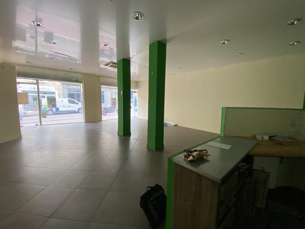 Local Commercial
         1 pièce
        - 92 m²