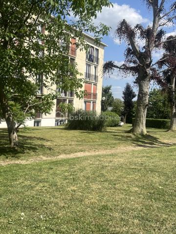 Situé au 3ème et dernier étage d'une résidence verdoyante, sécurisée et fermée, cet appartement de 3 pièces offre un cadre de vie calme et agréable à seulement 4mn à pied de la gare, à 2mn à pied d'un marché de quartier et des commerces;

D'une superficie confortable, il se compose d'un séjour LUMINEUX, de 2 CHAMBRES, d'une cuisine indépendante, d'une SALLE DE BAIN, et un walter closet SÉPARÉ. 

La résidence bénéficie d'un environnement soigné, idéal pour ceux qui souhaitent allier tranquillité et proximité des commodités.

Une cave privative complète ce bien. Une place de parking est en option.

Un bien à visiter sans tarder.