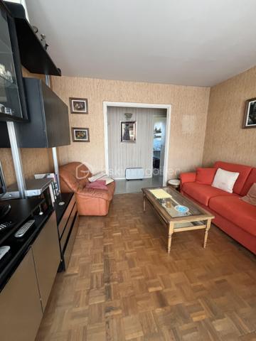 Situé au 3ème et dernier étage d'une résidence verdoyante, sécurisée et fermée, cet appartement de 3 pièces offre un cadre de vie calme et agréable à seulement 4mn à pied de la gare, à 2mn à pied d'un marché de quartier et des commerces;

D'une superficie confortable, il se compose d'un séjour LUMINEUX, de 2 CHAMBRES, d'une cuisine indépendante, d'une SALLE DE BAIN, et un walter closet SÉPARÉ. 

La résidence bénéficie d'un environnement soigné, idéal pour ceux qui souhaitent allier tranquillité et proximité des commodités.

Une cave privative complète ce bien. Une place de parking est en option.

Un bien à visiter sans tarder.