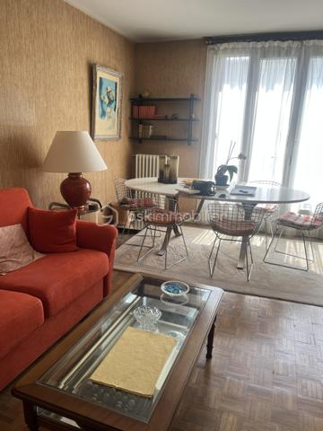 Situé au 3ème et dernier étage d'une résidence verdoyante, sécurisée et fermée, cet appartement de 3 pièces offre un cadre de vie calme et agréable à seulement 4mn à pied de la gare, à 2mn à pied d'un marché de quartier et des commerces;

D'une superficie confortable, il se compose d'un séjour LUMINEUX, de 2 CHAMBRES, d'une cuisine indépendante, d'une SALLE DE BAIN, et un walter closet SÉPARÉ. 

La résidence bénéficie d'un environnement soigné, idéal pour ceux qui souhaitent allier tranquillité et proximité des commodités.

Une cave privative complète ce bien. Une place de parking est en option.

Un bien à visiter sans tarder.
