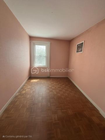 Situé au 3ème et dernier étage d'une résidence verdoyante, sécurisée et fermée, cet appartement de 3 pièces offre un cadre de vie calme et agréable à seulement 4mn à pied de la gare, à 2mn à pied d'un marché de quartier et des commerces;

D'une superficie confortable, il se compose d'un séjour LUMINEUX, de 2 CHAMBRES, d'une cuisine indépendante, d'une SALLE DE BAIN, et un walter closet SÉPARÉ. 

La résidence bénéficie d'un environnement soigné, idéal pour ceux qui souhaitent allier tranquillité et proximité des commodités.

Une cave privative complète ce bien. Une place de parking est en option.

Un bien à visiter sans tarder.