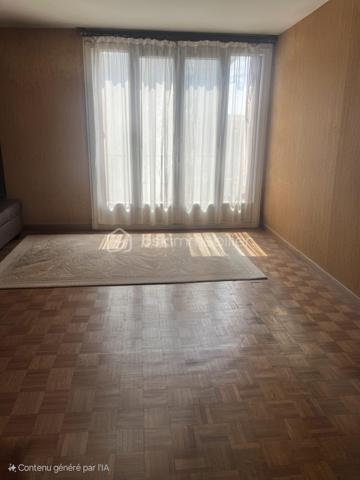 Situé au 3ème et dernier étage d'une résidence verdoyante, sécurisée et fermée, cet appartement de 3 pièces offre un cadre de vie calme et agréable à seulement 4mn à pied de la gare, à 2mn à pied d'un marché de quartier et des commerces;

D'une superficie confortable, il se compose d'un séjour LUMINEUX, de 2 CHAMBRES, d'une cuisine indépendante, d'une SALLE DE BAIN, et un walter closet SÉPARÉ. 

La résidence bénéficie d'un environnement soigné, idéal pour ceux qui souhaitent allier tranquillité et proximité des commodités.

Une cave privative complète ce bien. Une place de parking est en option.

Un bien à visiter sans tarder.