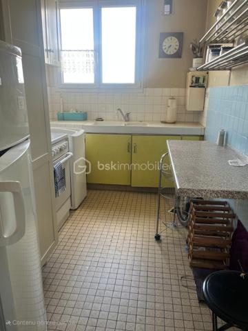 Situé au 3ème et dernier étage d'une résidence verdoyante, sécurisée et fermée, cet appartement de 3 pièces offre un cadre de vie calme et agréable à seulement 4mn à pied de la gare, à 2mn à pied d'un marché de quartier et des commerces;

D'une superficie confortable, il se compose d'un séjour LUMINEUX, de 2 CHAMBRES, d'une cuisine indépendante, d'une SALLE DE BAIN, et un walter closet SÉPARÉ. 

La résidence bénéficie d'un environnement soigné, idéal pour ceux qui souhaitent allier tranquillité et proximité des commodités.

Une cave privative complète ce bien. Une place de parking est en option.

Un bien à visiter sans tarder.