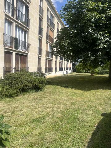 Situé au 3ème et dernier étage d'une résidence verdoyante, sécurisée et fermée, cet appartement de 3 pièces offre un cadre de vie calme et agréable à seulement 4mn à pied de la gare, à 2mn à pied d'un marché de quartier et des commerces;

D'une superficie confortable, il se compose d'un séjour LUMINEUX, de 2 CHAMBRES, d'une cuisine indépendante, d'une SALLE DE BAIN, et un walter closet SÉPARÉ. 

La résidence bénéficie d'un environnement soigné, idéal pour ceux qui souhaitent allier tranquillité et proximité des commodités.

Une cave privative complète ce bien. Une place de parking est en option.

Un bien à visiter sans tarder.