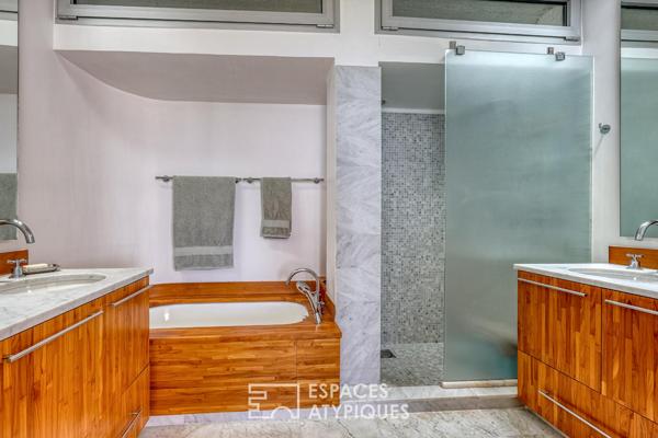 Appartement moderniste avec terrasse et pleine vue mer