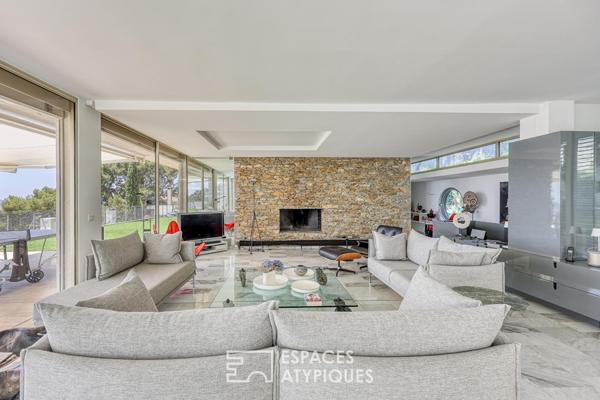Appartement moderniste avec terrasse et pleine vue mer