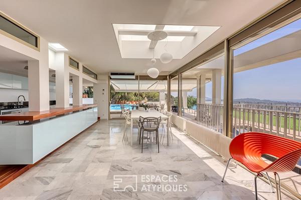 Appartement moderniste avec terrasse et pleine vue mer