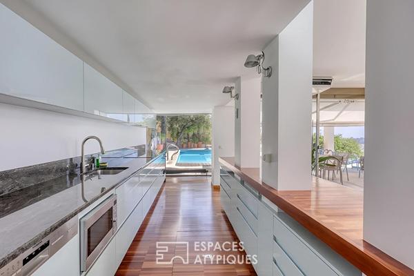 Appartement moderniste avec terrasse et pleine vue mer