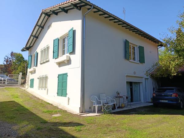 Demeure en plein cœur de la ville composée de deux logements.