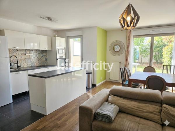 Maison
         5 pièces
        - 95 m² 468 000 € *
