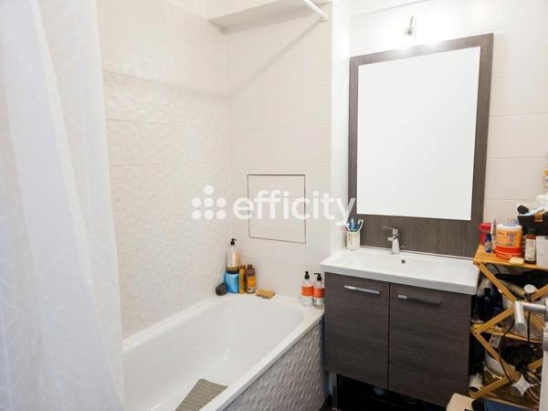 Maison
         5 pièces
        - 95 m² 468 000 € *