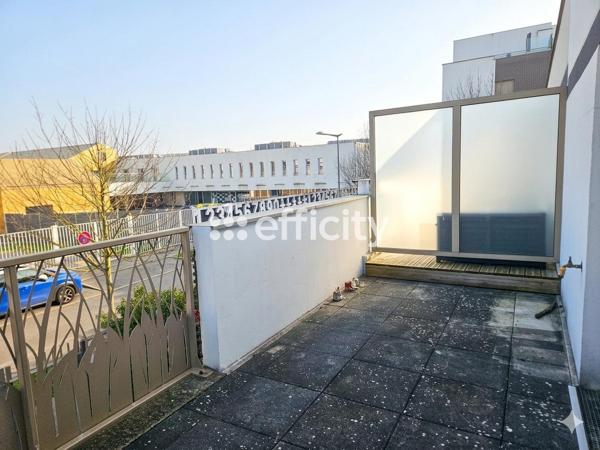 Maison
         5 pièces
        - 95 m² 468 000 € *