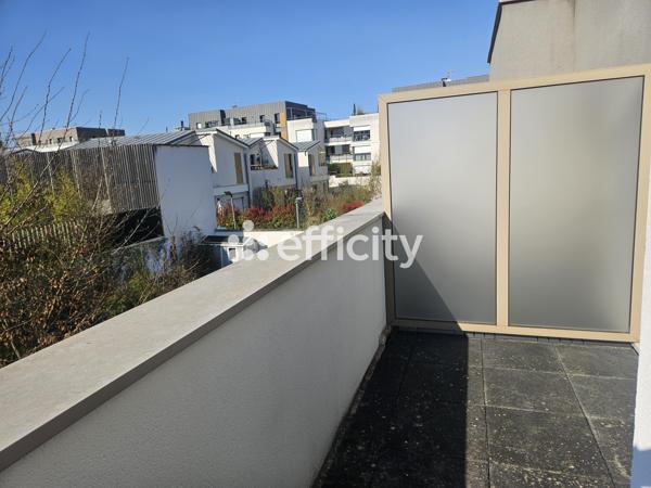 Maison
         5 pièces
        - 95 m² 468 000 € *