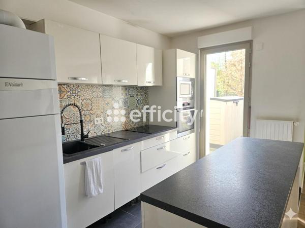 Maison
         5 pièces
        - 95 m² 468 000 € *