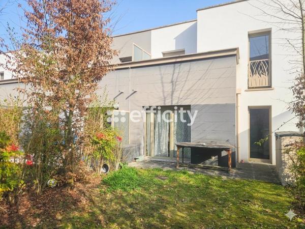 Maison
         5 pièces
        - 95 m² 468 000 € *