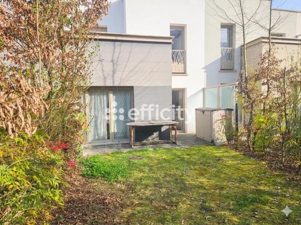 Maison
         5 pièces
        - 95 m² 468 000 € *