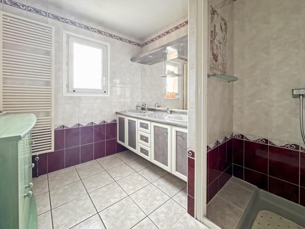 Misérieux (01600) À Vendre – Maison familiale avec grand terrain et piscine à Misérieux