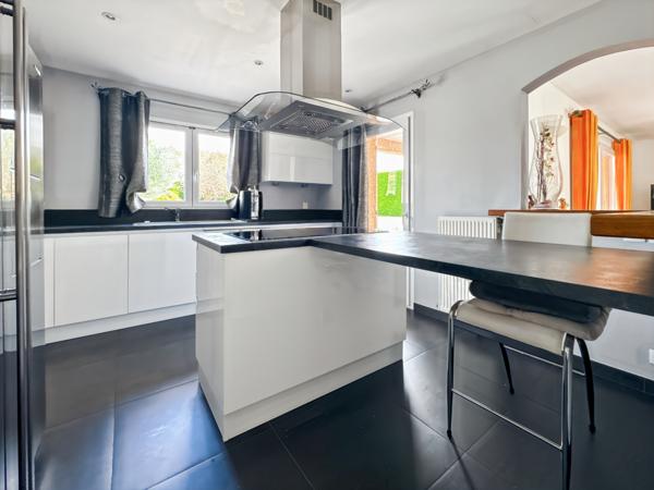 Misérieux (01600) À Vendre – Maison familiale avec grand terrain et piscine à Misérieux