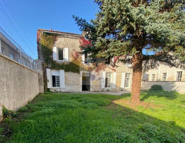 Vente maison Angouleme (16000), 330.00m² avec 10 pièce(s) dont 8 chambre(s) sur 400.00m² de terrain. Agence Allard Brimeaud