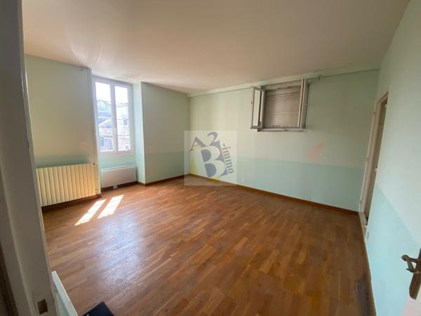 Vente maison Angouleme (16000), 330.00m² avec 10 pièce(s) dont 8 chambre(s) sur 400.00m² de terrain. Agence Allard Brimeaud