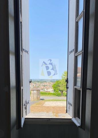 Vente maison Angouleme (16000), 330.00m² avec 10 pièce(s) dont 8 chambre(s) sur 400.00m² de terrain. Agence Allard Brimeaud