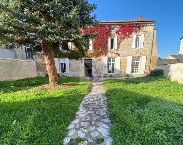 Vente maison Angouleme (16000), 330.00m² avec 10 pièce(s) dont 8 chambre(s) sur 400.00m² de terrain. Agence Allard Brimeaud