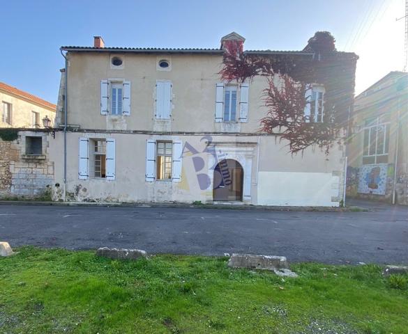 Vente maison Angouleme (16000), 330.00m² avec 10 pièce(s) dont 8 chambre(s) sur 400.00m² de terrain. Agence Allard Brimeaud