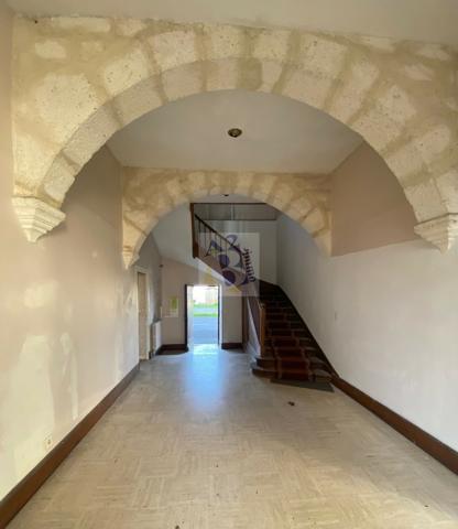 Vente maison Angouleme (16000), 330.00m² avec 10 pièce(s) dont 8 chambre(s) sur 400.00m² de terrain. Agence Allard Brimeaud