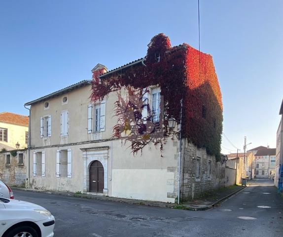 Vente maison Angouleme (16000), 330.00m² avec 10 pièce(s) dont 8 chambre(s) sur 400.00m² de terrain. Agence Allard Brimeaud