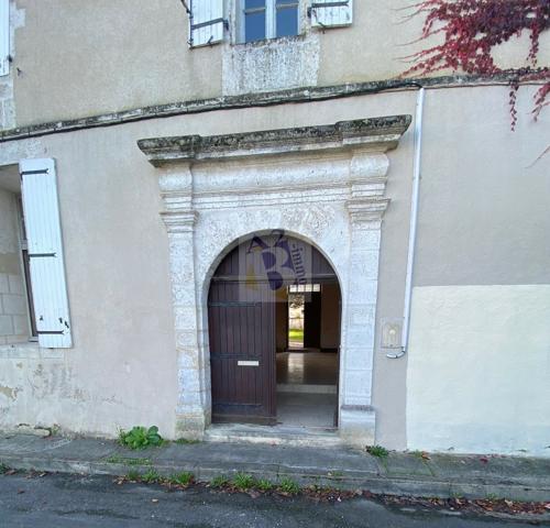 Vente maison Angouleme (16000), 330.00m² avec 10 pièce(s) dont 8 chambre(s) sur 400.00m² de terrain. Agence Allard Brimeaud