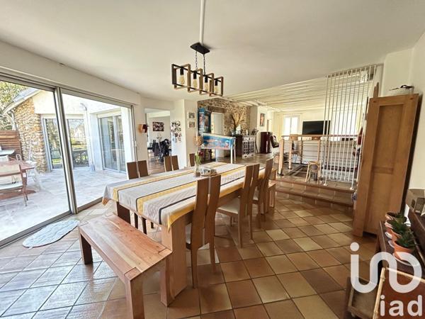 Maison traditionnelle 7 pièces de 214 m² à Grigny (91350)