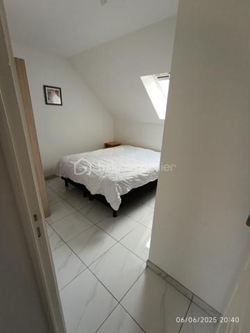 Située à Chécy, sur l'Avenue Nationale, cette charmante maison vous offre un espace de vie généreux de 85 m², comprenant 4 pièces, 1 salle de bains, 1 salle d’eau, et 2 wc. Vous apprécierez la présence d'une cuisine équipée, d'une terrasse agréable pour vos moments de détente, ainsi qu'un jardin idéal pour les enfants et les animaux de compagnie. De plus, un espace de stationnement est inclus.

En termes d'environnement, la maison bénéficie d'une excellente accessibilité. À seulement 70 mètres, vous trouverez la station de bus L'Aquacienne, et à moins de 10 minutes, les stations de tramway Saint-Jean de Braye - Clos du Hameau et Léon Blum. De nombreux commerces et supermarchés sont présents à moins de 700 mètres, facilitant vos courses quotidiennes. Les familles seront ravies d'apprendre que des écoles, y compris un jardin d'enfants et un collège, se situent à proximité.

Ce bien rare combine confort, praticité et un cadre de vie agréable. N'attendez plus, contactez-nous pour organiser une visite et découvrir votre futur foyer !