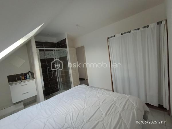 Située à Chécy, sur l'Avenue Nationale, cette charmante maison vous offre un espace de vie généreux de 85 m², comprenant 4 pièces, 1 salle de bains, 1 salle d’eau, et 2 wc. Vous apprécierez la présence d'une cuisine équipée, d'une terrasse agréable pour vos moments de détente, ainsi qu'un jardin idéal pour les enfants et les animaux de compagnie. De plus, un espace de stationnement est inclus.

En termes d'environnement, la maison bénéficie d'une excellente accessibilité. À seulement 70 mètres, vous trouverez la station de bus L'Aquacienne, et à moins de 10 minutes, les stations de tramway Saint-Jean de Braye - Clos du Hameau et Léon Blum. De nombreux commerces et supermarchés sont présents à moins de 700 mètres, facilitant vos courses quotidiennes. Les familles seront ravies d'apprendre que des écoles, y compris un jardin d'enfants et un collège, se situent à proximité.

Ce bien rare combine confort, praticité et un cadre de vie agréable. N'attendez plus, contactez-nous pour organiser une visite et découvrir votre futur foyer !