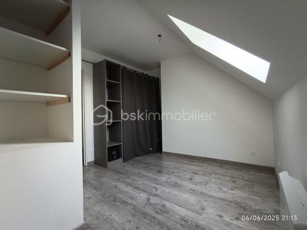 Située à Chécy, sur l'Avenue Nationale, cette charmante maison vous offre un espace de vie généreux de 85 m², comprenant 4 pièces, 1 salle de bains, 1 salle d’eau, et 2 wc. Vous apprécierez la présence d'une cuisine équipée, d'une terrasse agréable pour vos moments de détente, ainsi qu'un jardin idéal pour les enfants et les animaux de compagnie. De plus, un espace de stationnement est inclus.

En termes d'environnement, la maison bénéficie d'une excellente accessibilité. À seulement 70 mètres, vous trouverez la station de bus L'Aquacienne, et à moins de 10 minutes, les stations de tramway Saint-Jean de Braye - Clos du Hameau et Léon Blum. De nombreux commerces et supermarchés sont présents à moins de 700 mètres, facilitant vos courses quotidiennes. Les familles seront ravies d'apprendre que des écoles, y compris un jardin d'enfants et un collège, se situent à proximité.

Ce bien rare combine confort, praticité et un cadre de vie agréable. N'attendez plus, contactez-nous pour organiser une visite et découvrir votre futur foyer !