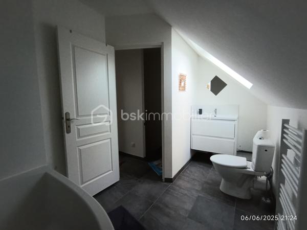 Située à Chécy, sur l'Avenue Nationale, cette charmante maison vous offre un espace de vie généreux de 85 m², comprenant 4 pièces, 1 salle de bains, 1 salle d’eau, et 2 wc. Vous apprécierez la présence d'une cuisine équipée, d'une terrasse agréable pour vos moments de détente, ainsi qu'un jardin idéal pour les enfants et les animaux de compagnie. De plus, un espace de stationnement est inclus.

En termes d'environnement, la maison bénéficie d'une excellente accessibilité. À seulement 70 mètres, vous trouverez la station de bus L'Aquacienne, et à moins de 10 minutes, les stations de tramway Saint-Jean de Braye - Clos du Hameau et Léon Blum. De nombreux commerces et supermarchés sont présents à moins de 700 mètres, facilitant vos courses quotidiennes. Les familles seront ravies d'apprendre que des écoles, y compris un jardin d'enfants et un collège, se situent à proximité.

Ce bien rare combine confort, praticité et un cadre de vie agréable. N'attendez plus, contactez-nous pour organiser une visite et découvrir votre futur foyer !