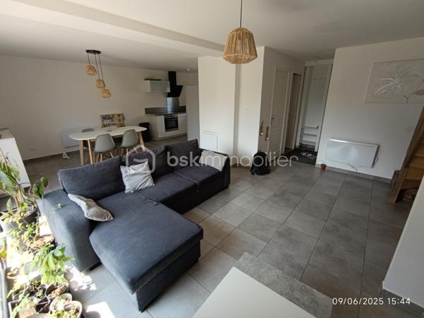Située à Chécy, sur l'Avenue Nationale, cette charmante maison vous offre un espace de vie généreux de 85 m², comprenant 4 pièces, 1 salle de bains, 1 salle d’eau, et 2 wc. Vous apprécierez la présence d'une cuisine équipée, d'une terrasse agréable pour vos moments de détente, ainsi qu'un jardin idéal pour les enfants et les animaux de compagnie. De plus, un espace de stationnement est inclus.

En termes d'environnement, la maison bénéficie d'une excellente accessibilité. À seulement 70 mètres, vous trouverez la station de bus L'Aquacienne, et à moins de 10 minutes, les stations de tramway Saint-Jean de Braye - Clos du Hameau et Léon Blum. De nombreux commerces et supermarchés sont présents à moins de 700 mètres, facilitant vos courses quotidiennes. Les familles seront ravies d'apprendre que des écoles, y compris un jardin d'enfants et un collège, se situent à proximité.

Ce bien rare combine confort, praticité et un cadre de vie agréable. N'attendez plus, contactez-nous pour organiser une visite et découvrir votre futur foyer !