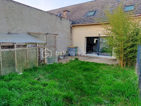 Située à Chécy, sur l'Avenue Nationale, cette charmante maison vous offre un espace de vie généreux de 85 m², comprenant 4 pièces, 1 salle de bains, 1 salle d’eau, et 2 wc. Vous apprécierez la présence d'une cuisine équipée, d'une terrasse agréable pour vos moments de détente, ainsi qu'un jardin idéal pour les enfants et les animaux de compagnie. De plus, un espace de stationnement est inclus.

En termes d'environnement, la maison bénéficie d'une excellente accessibilité. À seulement 70 mètres, vous trouverez la station de bus L'Aquacienne, et à moins de 10 minutes, les stations de tramway Saint-Jean de Braye - Clos du Hameau et Léon Blum. De nombreux commerces et supermarchés sont présents à moins de 700 mètres, facilitant vos courses quotidiennes. Les familles seront ravies d'apprendre que des écoles, y compris un jardin d'enfants et un collège, se situent à proximité.

Ce bien rare combine confort, praticité et un cadre de vie agréable. N'attendez plus, contactez-nous pour organiser une visite et découvrir votre futur foyer !