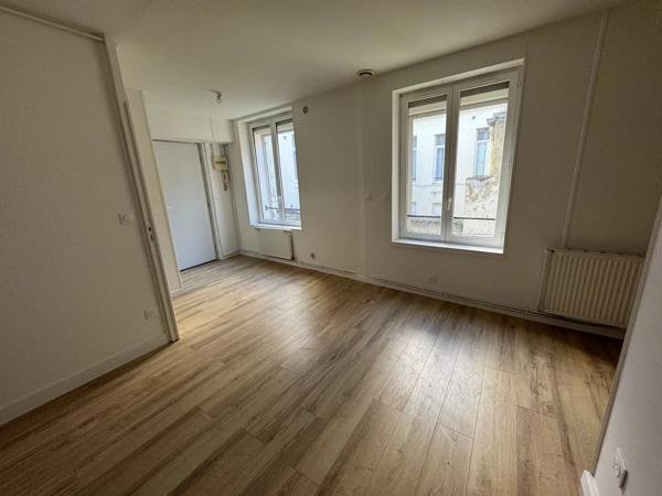 Location                                                      Appartement
                        
                     2 pièces                      40 m2                     à Saint-Quentin