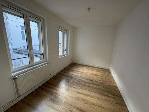 Location                                                      Appartement
                        
                     2 pièces                      40 m2                     à Saint-Quentin