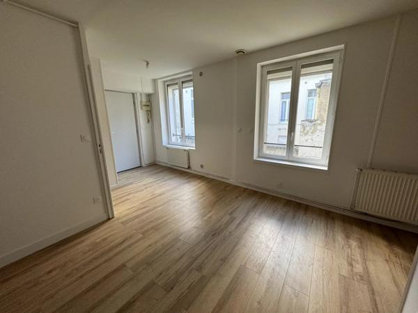 Location                                                      Appartement
                        
                     2 pièces                      40 m2                     à Saint-Quentin