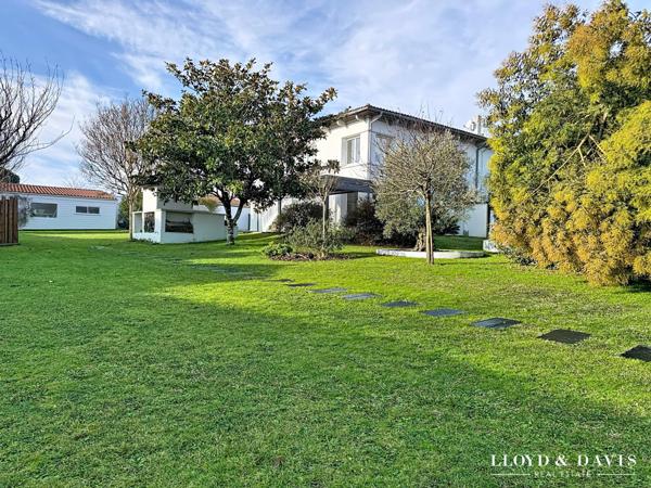 Vaux sur mer proche Pontaillac : maison 5 chambres + gite sur 2000 m² de terrain