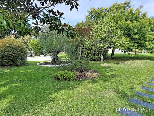 Vaux sur mer proche Pontaillac : maison 5 chambres + gite sur 2000 m² de terrain