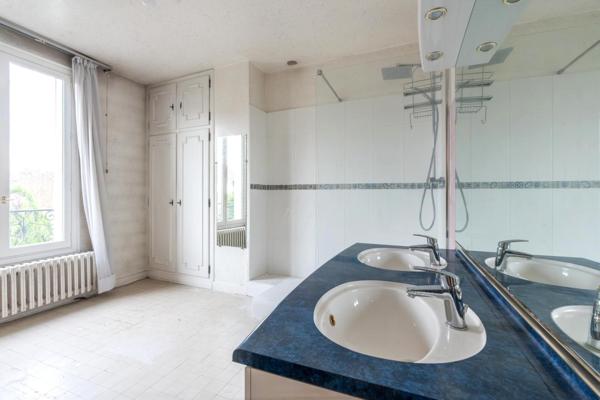 8 min. RER A, 4/5 chambres, jardin, charme