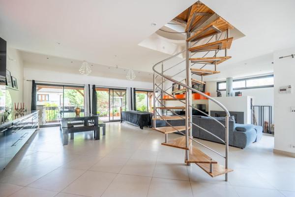 Maison de plain pied avec environ 300m2 de sous-sol (2m62m60 de hauteur sous plafond)0
