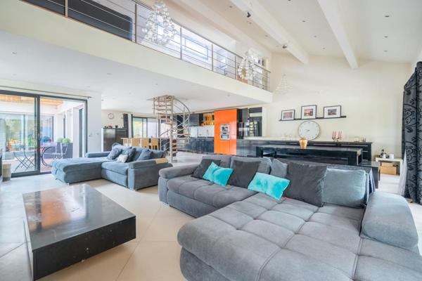 Maison de plain pied avec environ 300m2 de sous-sol (2m62m60 de hauteur sous plafond)0