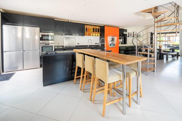 Maison de plain pied avec environ 300m2 de sous-sol (2m62m60 de hauteur sous plafond)0