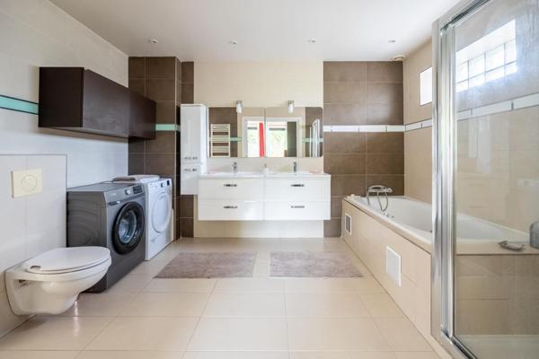 Maison de plain pied avec environ 300m2 de sous-sol (2m62m60 de hauteur sous plafond)0