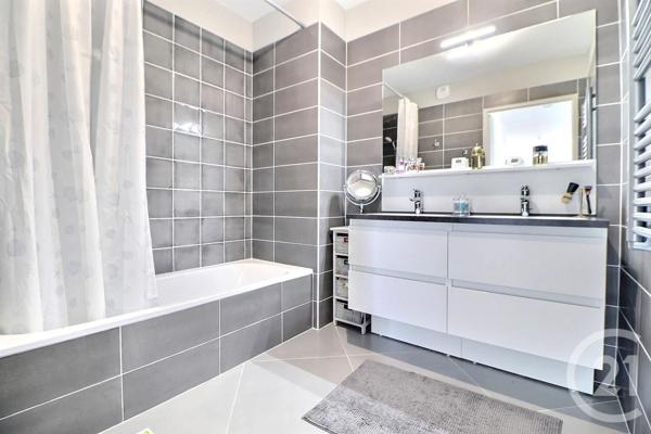 Appartement T3 à vendre  3 pièces - 75,78 m2 FREJUS - 83