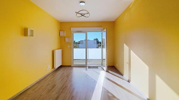 Deuxième étage - T2 récent avec balcon et vue dégagée !